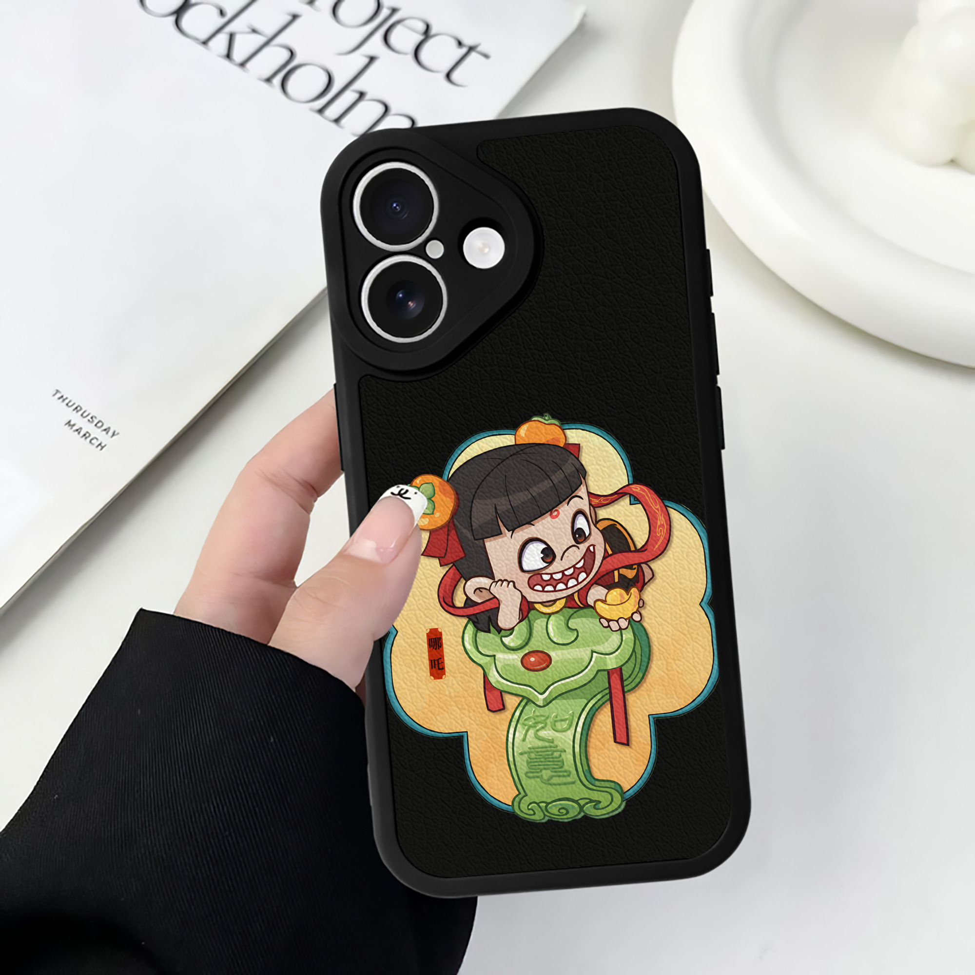 （画像用） Ne Zha 2 ナタ 魔童の大暴れ 【iPhone 16シリーズ対応】シリコンスマホケース（レザー調） 材質：シリコン